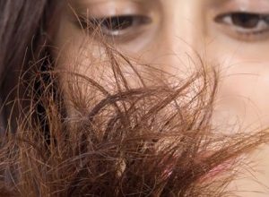 ecco alcuni rimedi efficaci per i capelli sfibrati